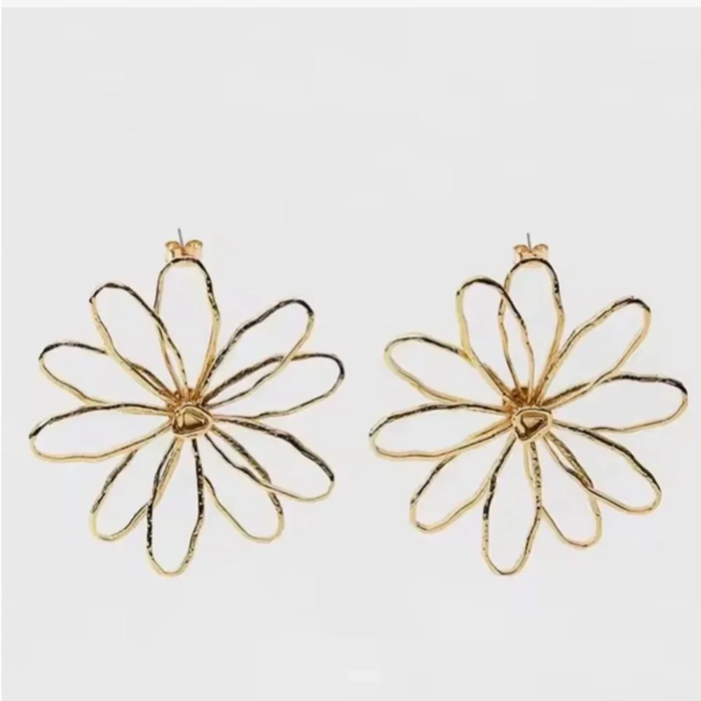NWT. Zara Golden Engraved Flower Maxi Earrings. - Picture 4 of 7